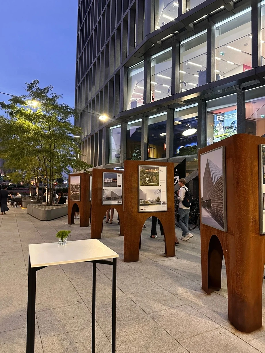 Wystawa KWK Promes przed budynkiem Bałtyk w Poznaniu.webp